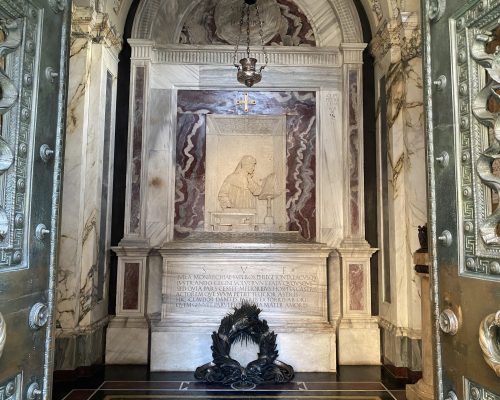 Interno della Tomba di Dante